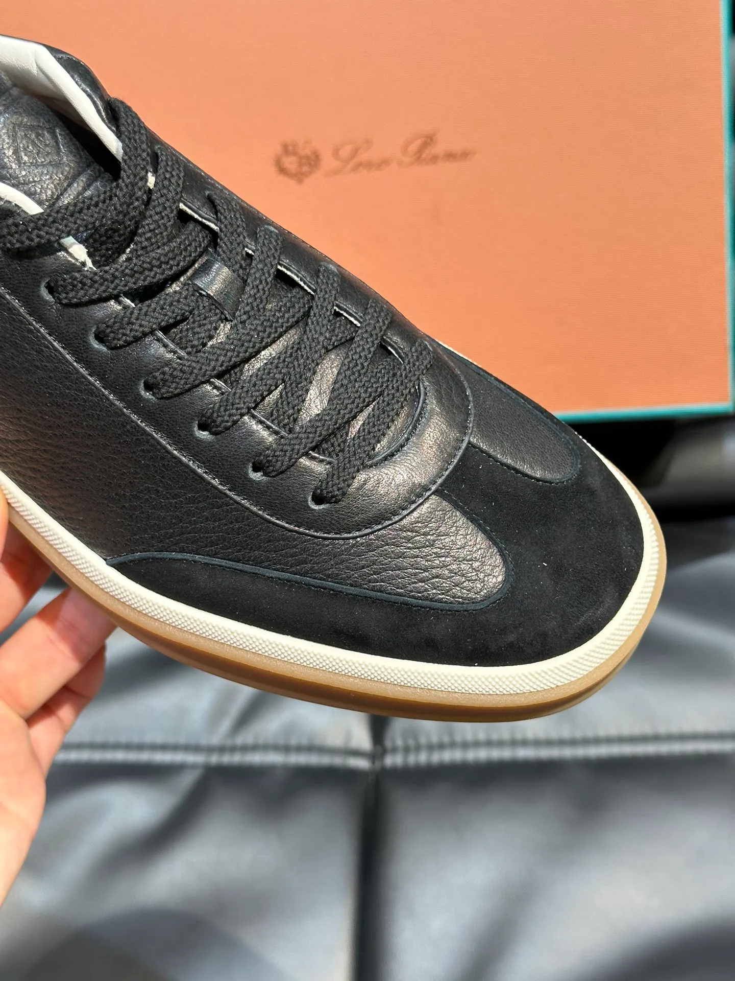 p420 Men's Shoes New 🆕Lp Old Money Style Men's Low-top Casual Tennis Shoes Loro Piana's high-end series has launched sports shoe styles made of soft cowhide. The breathable properties and flexible texture of natural materials make the sneakers both functional and comfortable. The high-quality metal-free tanning and tumble process highlights the natural texture of the leather, while the camel-colored sole and white rubber trim create a double-layer sole effect, making it an everyday shoe that can easily create a lazy and casual style! Size: 39-44 (45, 46 customized